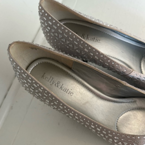 KELLY & KATIE Pumps with Rhinestones - Size 9. Ready for Holidays! Silver. VGUC. - Picture 5 of 7